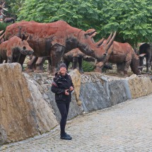 Hanna with iron rhinos in the Bacalhôa Buddha Eden Park